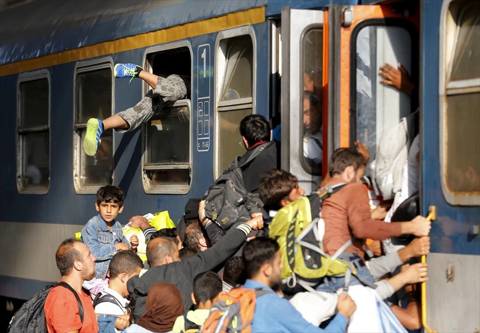 Προσφυγικό - μετανάστες - πρόσφυγες - Ουγγαρία. Πρόσφυγες προσπαθούν να εισέλθουν σε τρένο στο σιδηροδρομικό σταθμό της Βουδαπέστης.