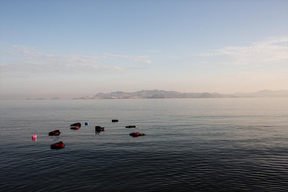 Προσφυγικό - Μετανάστες - Πρόσφυγες - Κως. Σωσίβια επιπλέουν στη θάλασσα, μετά την άφιξη σκάφους που μετέφερε πρόσφυγες από την Τουρκία στην Κω, στις 15 Αυγούστου.