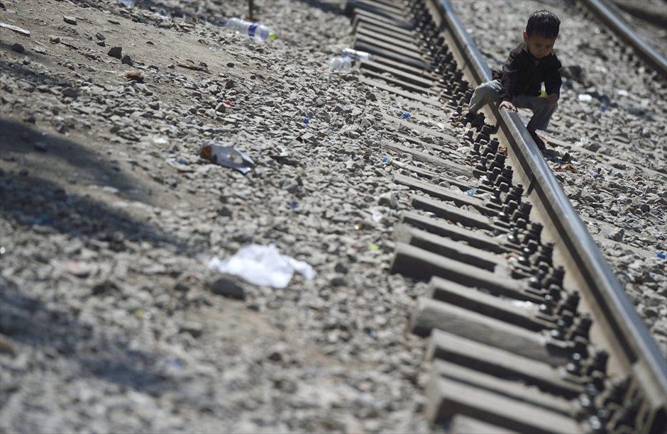 Προσφυγικό - μετανάστες - πρόσφυγες - ΠΓΔΜ. Ένα μικρό παιδί παίζει στις ράγες του τρένου, στην περιοχή ανάμεσα στα σύνορα της Ελλάδας με την ΠΓΔΜ.