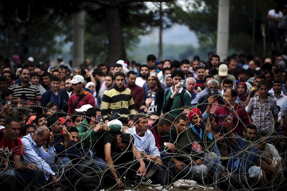 Προσφυγικό - μετανάστες - πρόσφυγες - ΠΓΔΜ. Εκατοντάδες πρόσφυγες περιμένουν να ανοίξουν τα σύνορα της Ελλάδας με την ΠΓΔΜ, προκειμένου να κατευθυνθούν προς τη Γευγελή.