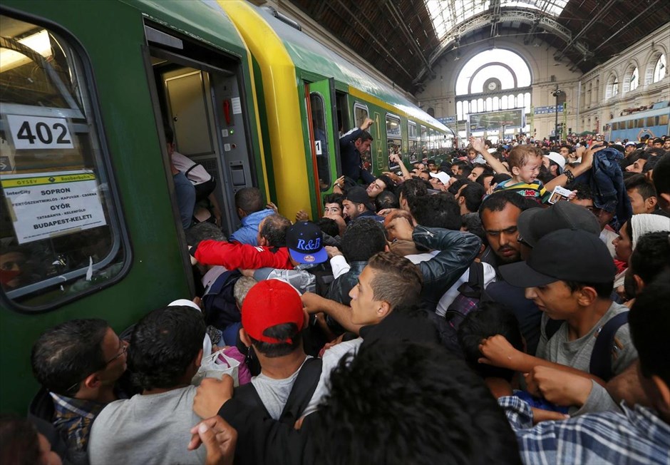 Προσφυγικό - μετανάστες - πρόσφυγες - ΠΓΔΜ. Πρόσφυγες συνωστίζονται στον σιδηροδρομικό σταθμό της Βουδαπέστης, στην προσπάθεια τους να εισέλθουν σε τρένο με προορισμό την κεντρική Ευρώπη.