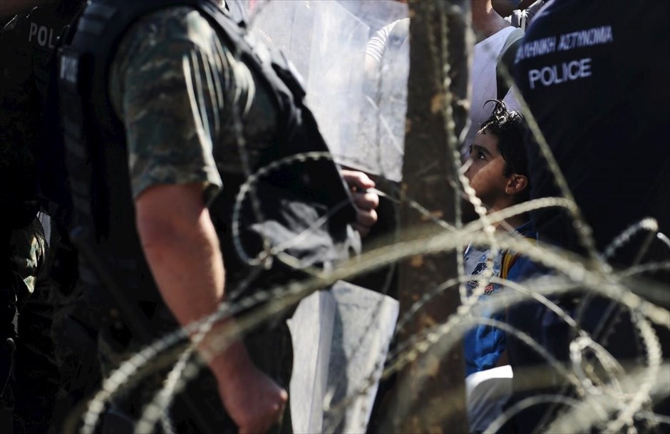 Προσφυγικό - μετανάστες - πρόσφυγες - ΠΓΔΜ. Πρόσφυγες περιμένουν να τους επιτραπεί η είσοδος στο έδαφος της ΠΓΔΜ, στα σύνορα με την Ελλάδα.