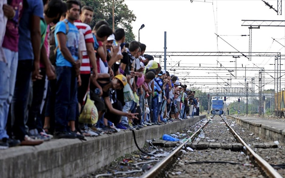 Προσφυγικό - μετανάστες - πρόσφυγες - ΠΓΔΜ. Περιμένοντας το τρένο στη Γευγελή.