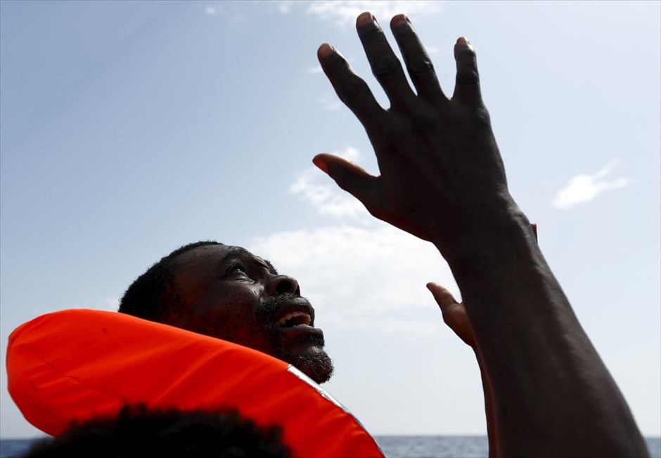 Προσφυγικό - μετανάστες - πρόσφυγες - Λιβύη. Ένας άνδρας από τη Λιβύη προσεύχεται, λίγα λεπτά μετά τη διάσωσή του, ανοιχτά της Λιβύης.