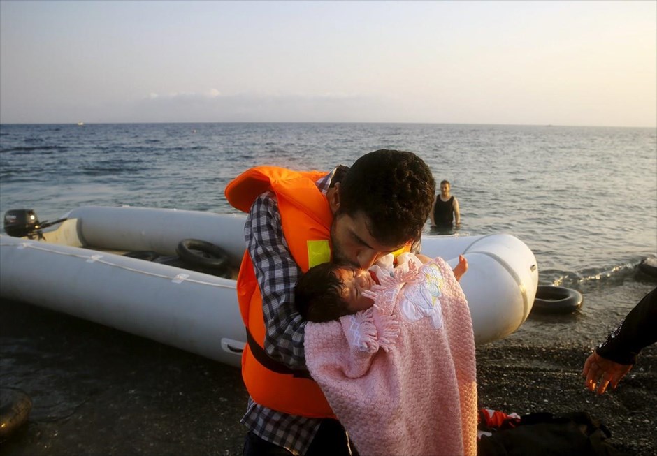 Προσφυγικό - Μετανάστες - Πρόσφυγες - Κως. Σύρος πρόσφυγας φιλά την κόρη του, κατά την άφιξή του σε ακτή της Κω.