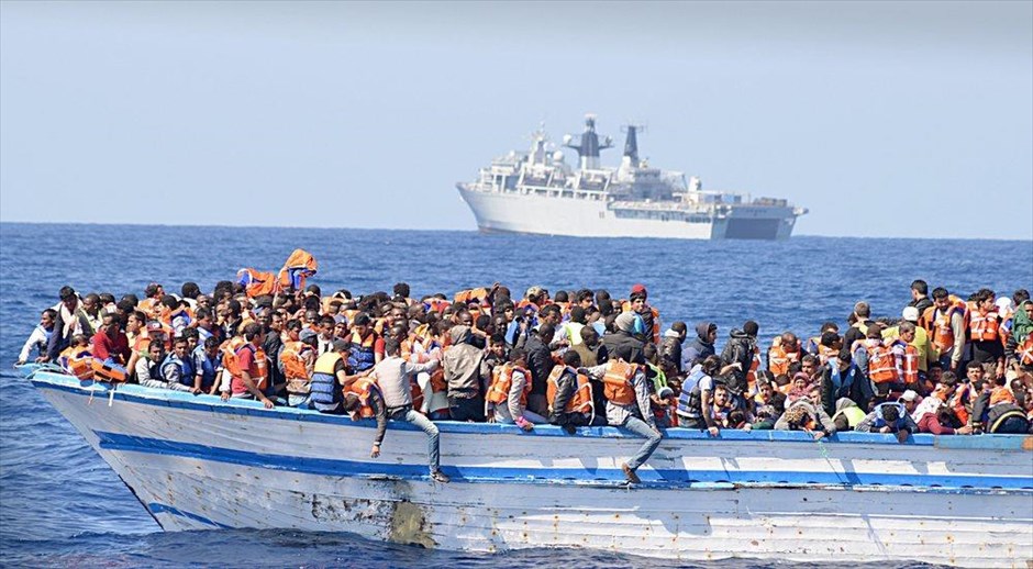 Προσφυγικό - μετανάστες - πρόσφυγες - Σικελία - Λιβύη. Φωτογραφία που δόθηκε στη δημοσιότητα από το Υπουργείο Άμυνας της Μ. Βρετανίας, στην οποία φαίνεται μια υπερφορτωμένη βάρκα με 369 πρόσφυγες, οι οποίοι διεσώθησαν, ανοιχτά της Λιβύης.