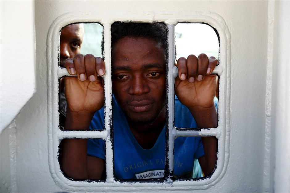 Προσφυγικό - μετανάστες - πρόσφυγες - Σικελία - Λιβύη. Πρόσφυγας στο πλοίο των Γιατρών Χωρίς Σύνορα, το οποίο φτάνει σε λιμάνι της Σικελίας.