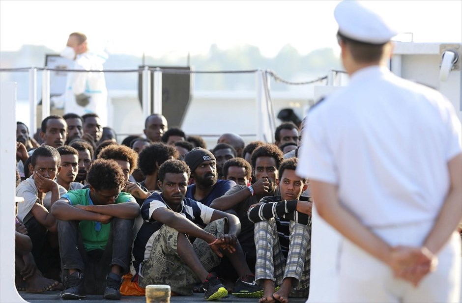 Προσφυγικό - μετανάστες - πρόσφυγες - Σικελία - Λιβύη. Πρόσφυγες από τη Λιβύη περιμένουν να αποβιβαστούν στη Σικελία.