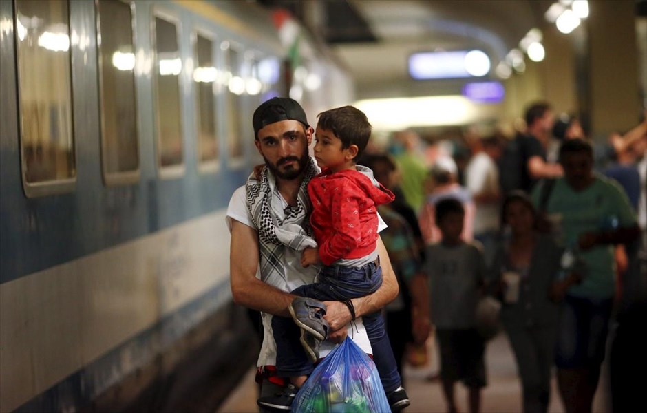 Προσφυγικό - μετανάστες - πρόσφυγες - Αυστρία. Πρόσφυγες φτάνουν στον σιδηροδρομικό σταθμό της Βιέννης.