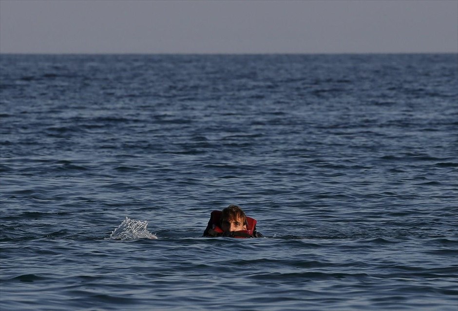 Προσφυγικό - Μετανάστες - Πρόσφυγες - Κως. Σύρος πρόσφυγας κολυμπά προς τις ακτές της Κω.