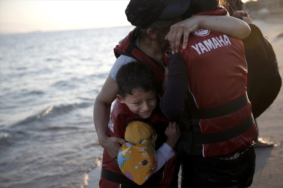 Προσφυγικό - Μετανάστες - Πρόσφυγες - Κως. Ένα παιδί αγκαλιάζεται με τη μητέρα του, έχοντας μόλις φτάσει με φουσκωτό σκάφος στην Κω.