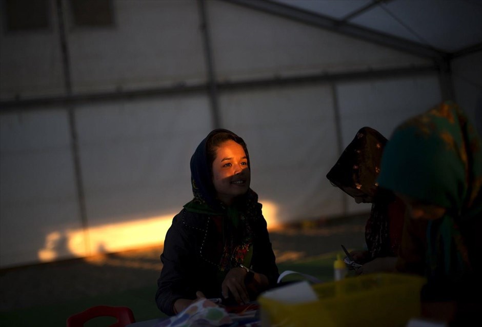Προσφυγικό - Μετανάστες - Πρόσφυγες - Ελαιώνας . Ένα κορίτσι χαμογελά καθώς παίζει με φίλους της στις εγκαταστάσεις φιλοξενίας μεταναστών και προσφύγων στον Ελαιώνα.