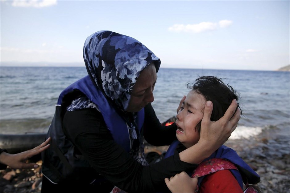 Προσφυγικό - Μετανάστες - Πρόσφυγες - Λέσβος. Αφγανή παρηγορεί το παιδί της, λίγο μετά την άφιξή τους στη Μυτιλήνη.