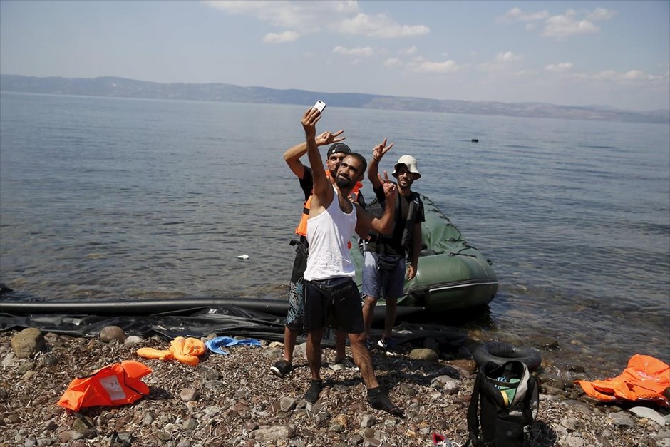 Προσφυγικό - Μετανάστες - Πρόσφυγες - Κως. Σύροι πρόσφυγες από το Κομπάνι βγάζουν μια φωτογραφία, κατά την άφιξή τους στη Μυτιλήνη.