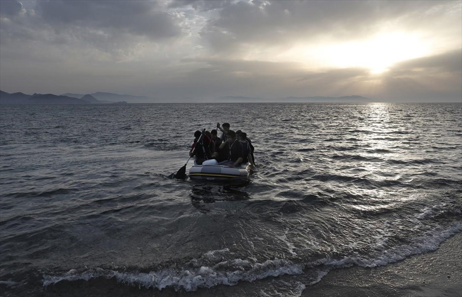 Προσφυγικό - Μετανάστες - Πρόσφυγες - Κως. Αφγανοί πρόσφυγες κωπηλατούν προσπαθώντας να προσεγγίσουν ακτή της Κω.