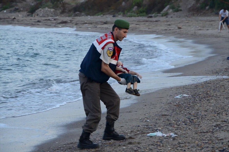 Προσφυγικό - Μετανάστες - Πρόσφυγες - Τουρκία. Η φωτογραφία ενός μικρού παιδιού, το πτώμα του οποίου εκβράστηκε σε παραλία σε ένα από τα γνωστότερα τουριστικά θέρετρα της Τουρκίας, έκανε τον γύρο των τηλεοπτικών καναλιών και των ιστοτόπων κοινωνικής δικτύωσης σε όλον τον κόσμο, μετά τον πνιγμό τουλάχιστον 12 προσφύγων στην προσπάθειά τους να φτάσουν στην Κω.
