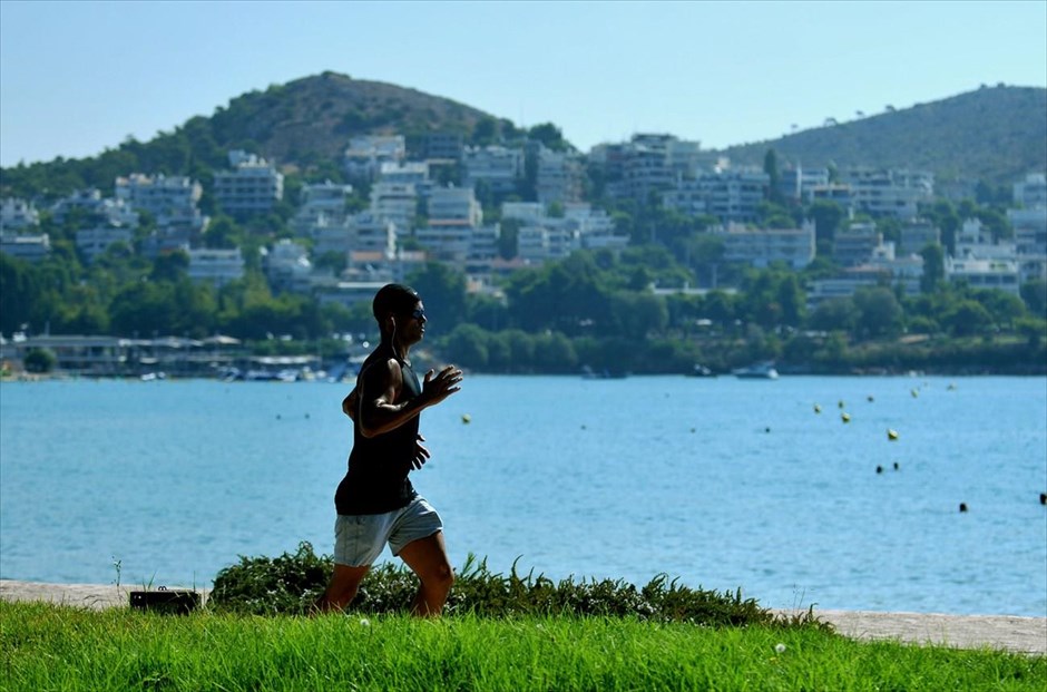 Πρωινή γυμναστική στη Βουλιαγμένη. Στιγμιότυπο από την παραλία της Βουλιαγμένης.