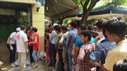 Διανομή φαγητού σε πρόσφυγες στην πλ. Βικτωρίας από τον Ερυθρό Σταυρό