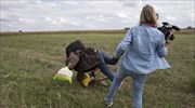 Ουγγαρία: Απολύθηκε εικονολήπτρια που κλώτσησε και έβαλε τρικλοποδιά σε μετανάστες