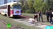 Μια γυναίκα που δεν σηκώνει μόνο οικογενειακά βάρη