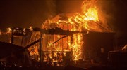 Ένας νεκρός και 400 σπίτια στάχτη από τις φλόγες στην Καλιφόρνια