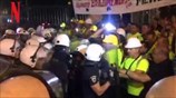ΜΑΤ προσπαθούν να απομακρύνουν τους μεταλλωρύχους