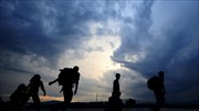 Στήνονται οι πρώτες σκηνές για τους πρόσφυγες στην ουδέτερη ζώνη Ελλάδας - ΠΓΔΜ