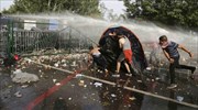 Δακρυγόνα και αντλίες νερού κατά μεταναστών στον φράχτη στα σύνορα Σερβίας - Ουγγαρίας
