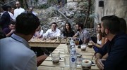 Συνάντηση Αλ. Τσίπρα με νέους σε υπαίθριο μπαρ στο Μοναστηράκι
