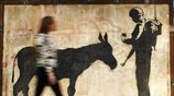 Στο «σφυρί» γκραφίτι του Μπάνκσι