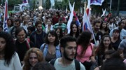 Συγκέντρωση του ΠΑΜΕ στην πλ. Κλαυθμώνος για τους πρόσφυγες - Κλειστή η οδός Σταδίου