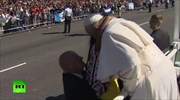 Ένα μικρό κορίτσι τρέχει στην αγκαλιά του Πάπα