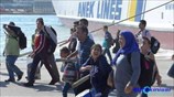 Πρόσφυγες φτάνουν στο λιμάνι του Πειραιά