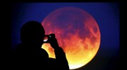 Το «ματωμένο» φεγγάρι δεσπόζει στον ουρανό