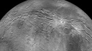 NASA: Πετώντας πάνω από το μεγαλύτερο φεγγάρι του Πλούτωνα
