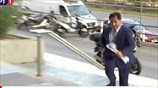 Τρέχοντας στα γραφεία της Ν.Δ. με τις υπογραφές ο Άδωνις Γεωργιάδης