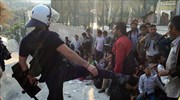 Έρευνα για τον αστυνομικό που φαίνεται να κλότσησε πρόσφυγα στη Λέσβο