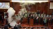 Και πάλι δακρυγόνο από βουλευτές μέσα στη Βουλή του Κοσόβου