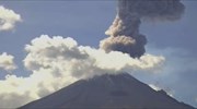 Ηφαίστειο «καπνίζει» ανάμεσα στα σύννεφα στο Μεξικό