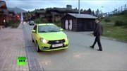 Έκανε test drive σε ρωσικό αυτοκινήτο ο Πούτιν