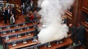 Τα δακρυγόνα έγιναν... ρουτίνα μέσα στη Βουλή στο Κόσοβο