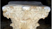 Κιονόκρανο με κορινθιακό διάκοσμο στο Διαχρονικό Μουσείο Λάρισας