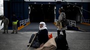 Πάνω από 2.500 πρόσφυγες αποβιβάστηκαν το πρωί στον Πειραιά