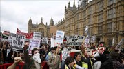 Στους δρόμους του Λονδίνου χιλιάδες φοιτητές