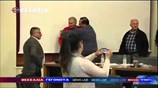 Στα χέρια δημοτικοί σύμβουλοι στο δημοτικό συμβούλιο Βόλου