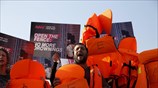 Παρέμβαση ακτιβιστών κατά του φράχτη στον Έβρο κατά την επίσκεψη Αλ. Τσίπρα - Σουλτς στη Λέσβο