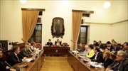 Εντάσεις και διακοπή πέντε λεπτών στην Επιτροπή Θεσμών και Διαφάνειας της Βουλής