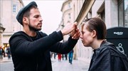 Βρετανία: Ο κουρέας των αστέγων