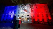 Στα χρώματα της γαλλικής σημαίας φωτίστηκε η πρεσβεία των ΗΠΑ στο Παρίσι