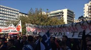 Έξω από τη Βουλή παραμένουν οι αγρότες